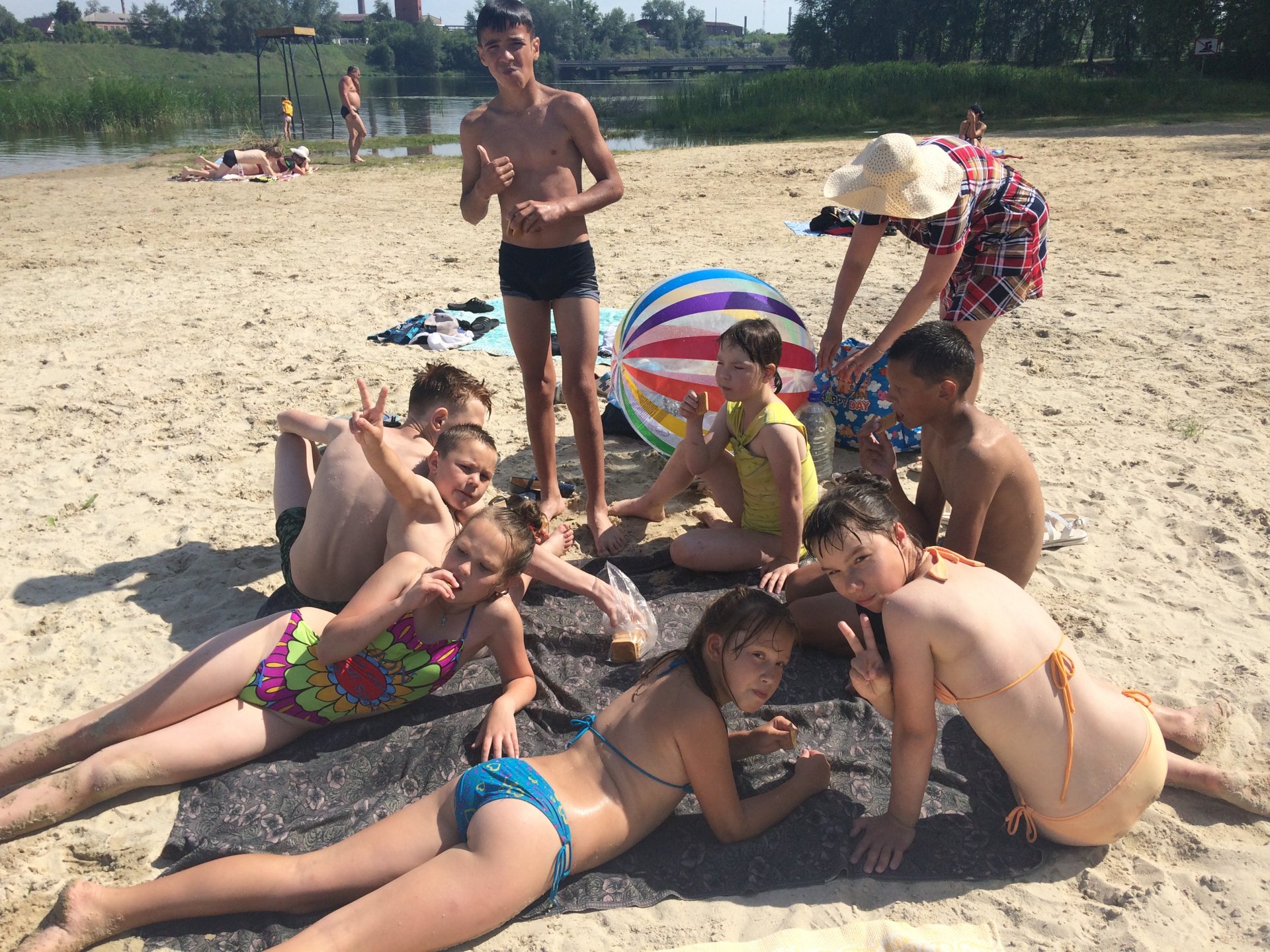 школьники на пляже